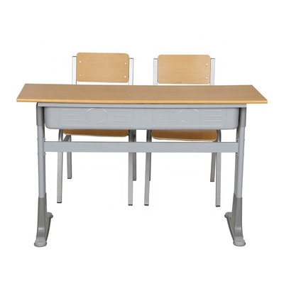 Abgerissener Zweipersonenklassenzimmer-Stuhl mit Schreibtisch